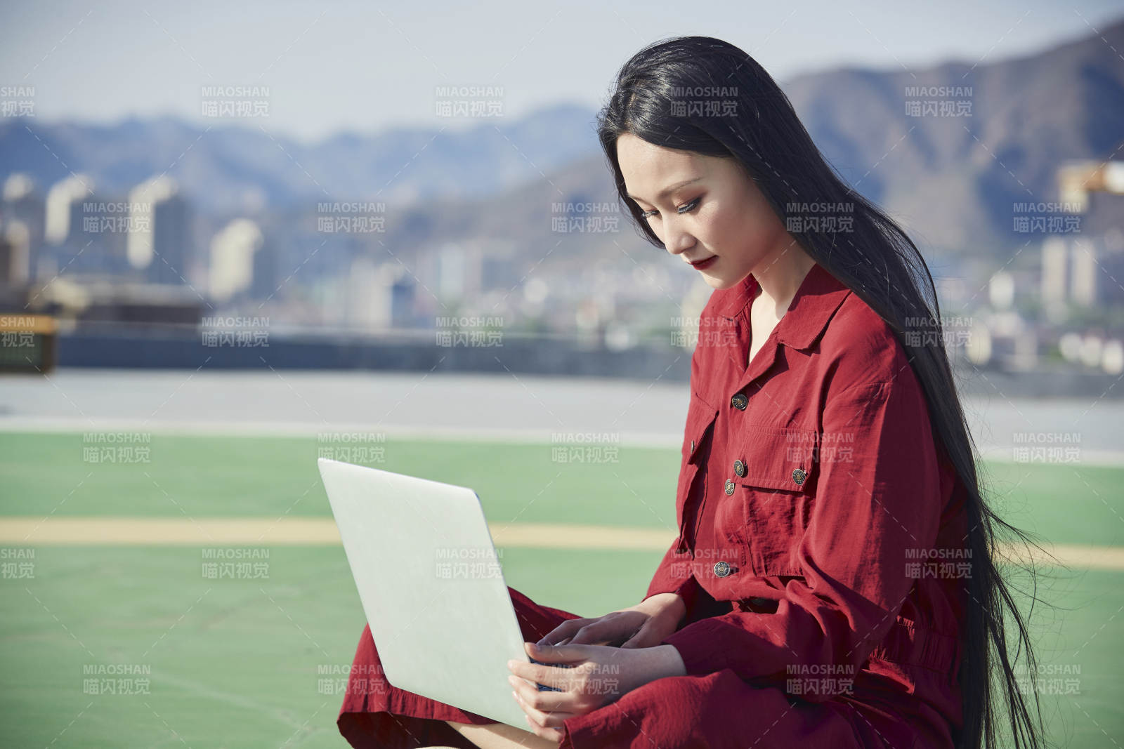 亚洲商务年轻女性在楼顶停机坪使用电脑办公图片