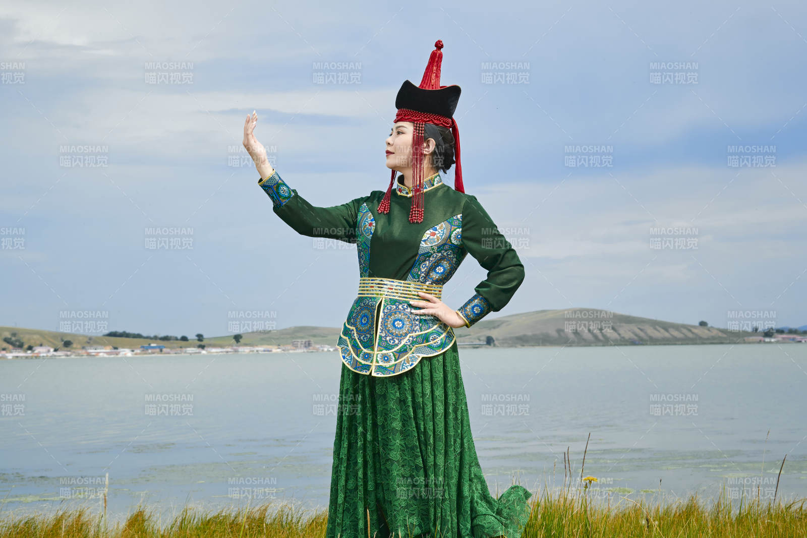 草原上身穿豪华蒙古族服饰的蒙族少女图片