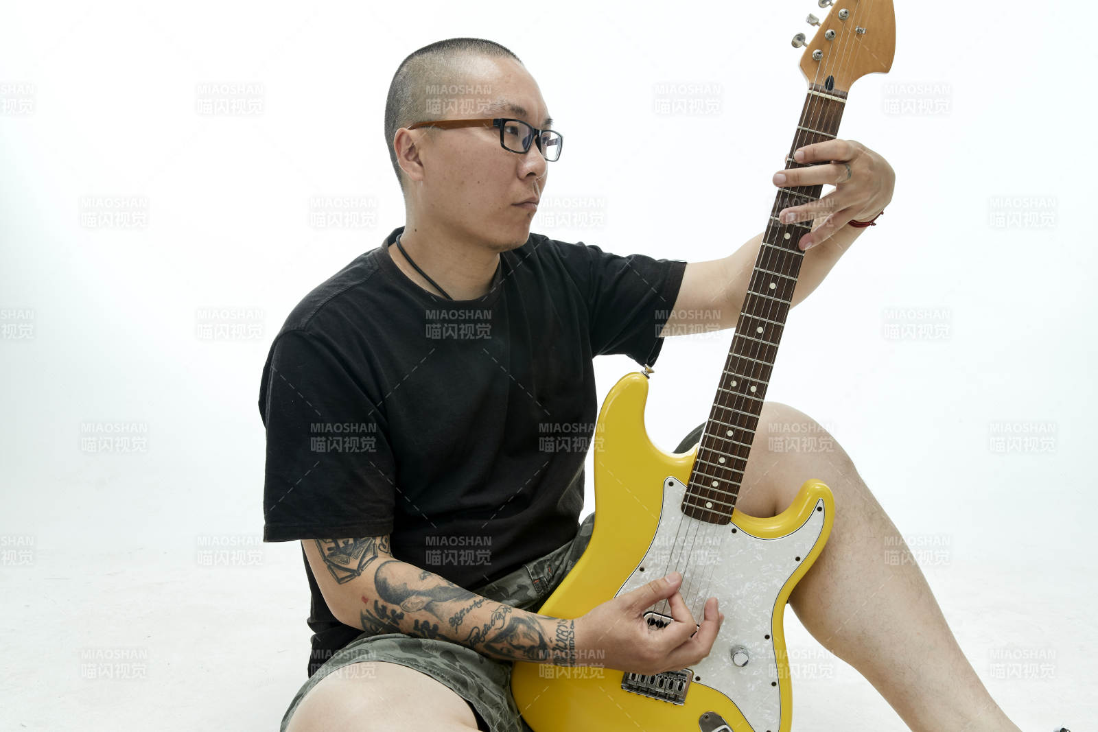 手持电吉他展示演奏的亚洲男性摇滚乐手人像图片