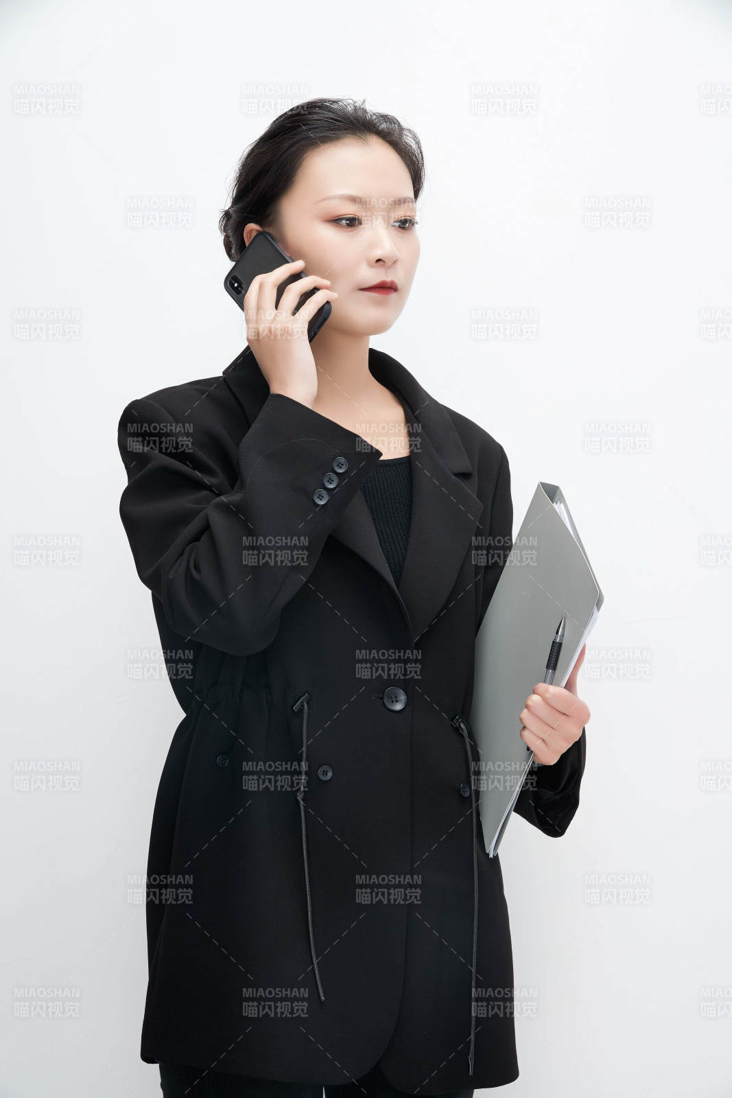 白色背景下拿着文件夹的美丽商务女士图片