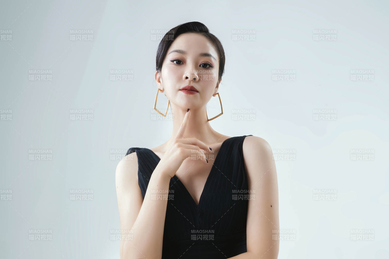 棚拍白色背景下的洁白婚纱新娘美妆图片