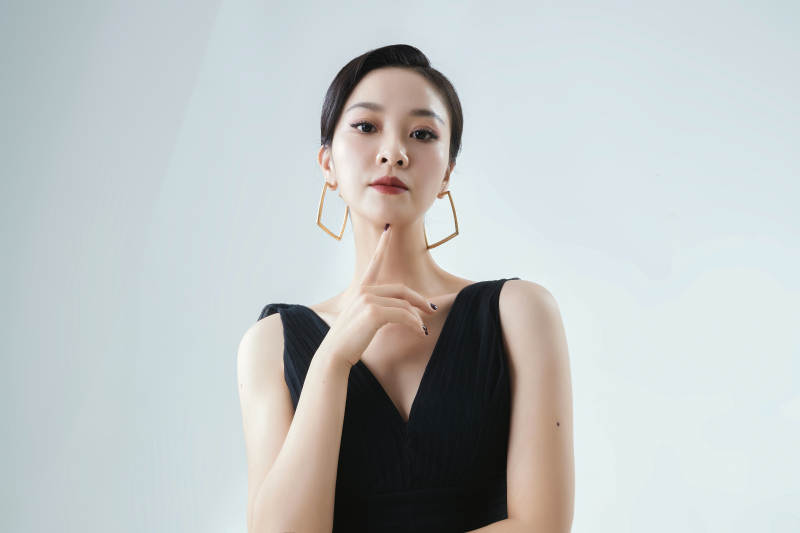 棚拍白色背景下的洁白婚纱新娘美妆图片