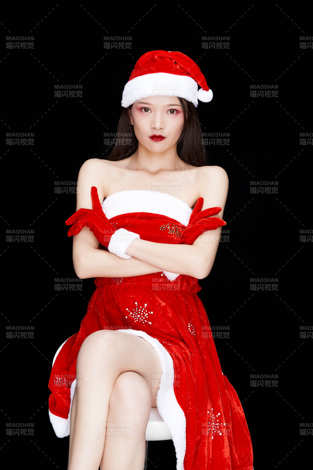 身穿圣诞服饰手提购物袋性感可爱的圣诞女郎图片