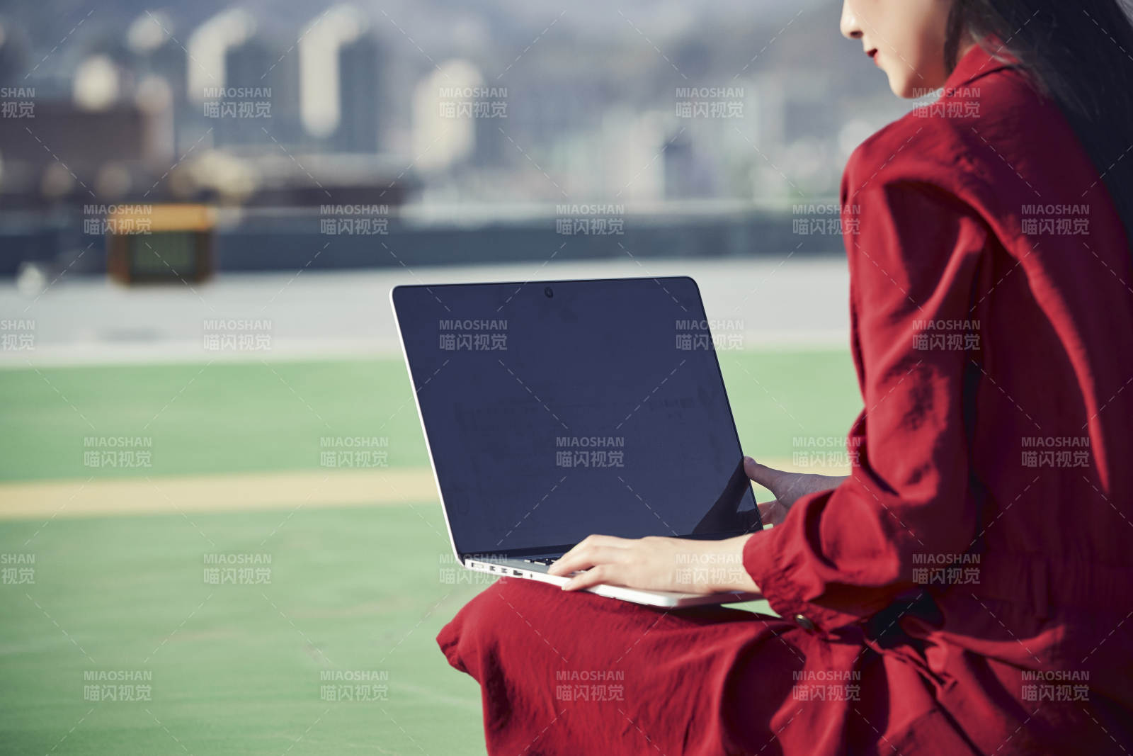 亚洲商务年轻女性在楼顶停机坪使用电脑办公图片