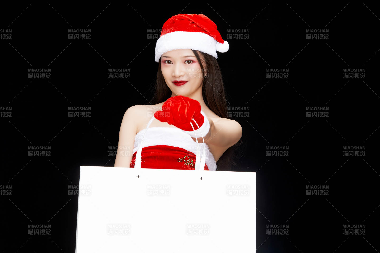 身穿圣诞服饰手提购物袋性感可爱的圣诞女郎图片