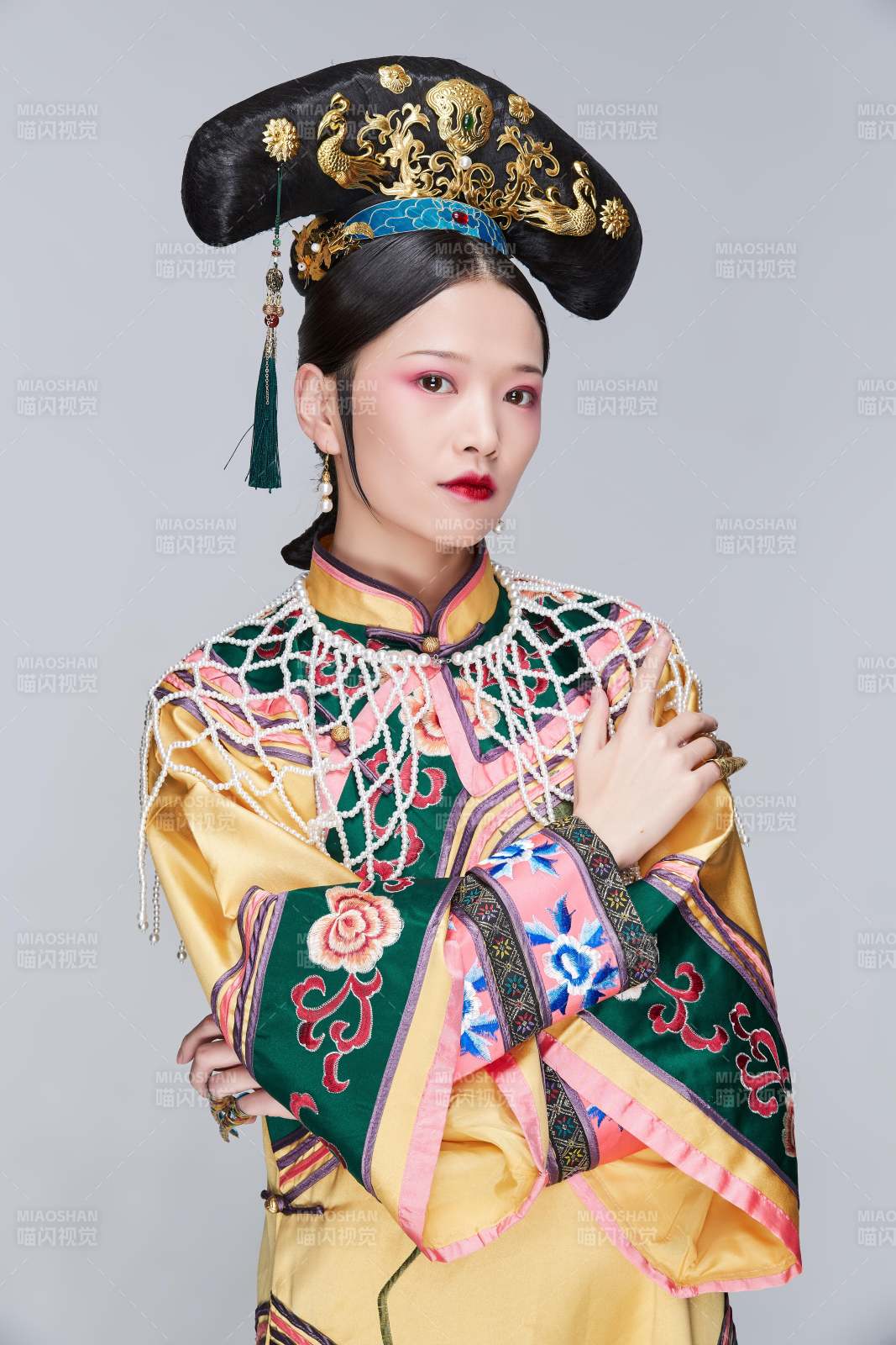 白色背景下的清代女性古装造型清朝古装图片