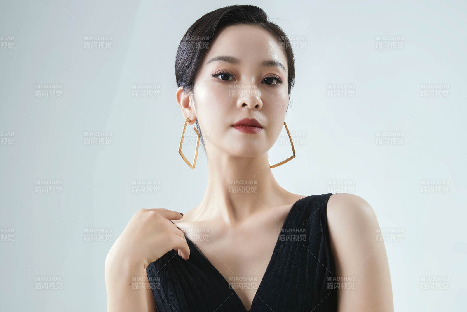 棚拍白色背景下的洁白婚纱新娘美妆图片