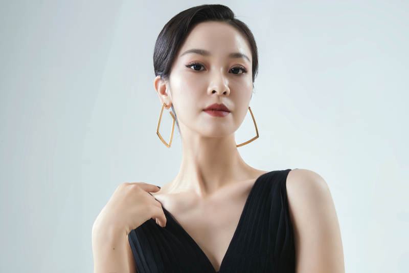 棚拍白色背景下的洁白婚纱新娘美妆图片