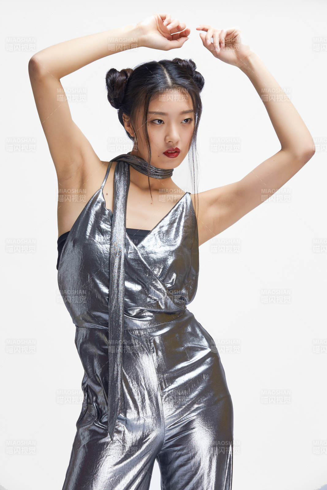 白色背景前的亚洲女性舞者图片