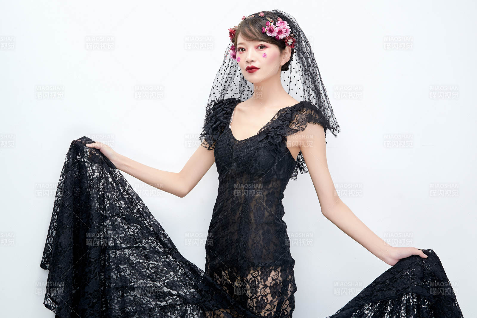 白色背景下的新娘彩妆美女人像图片