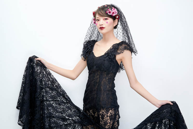 白色背景下的新娘彩妆美女人像图片