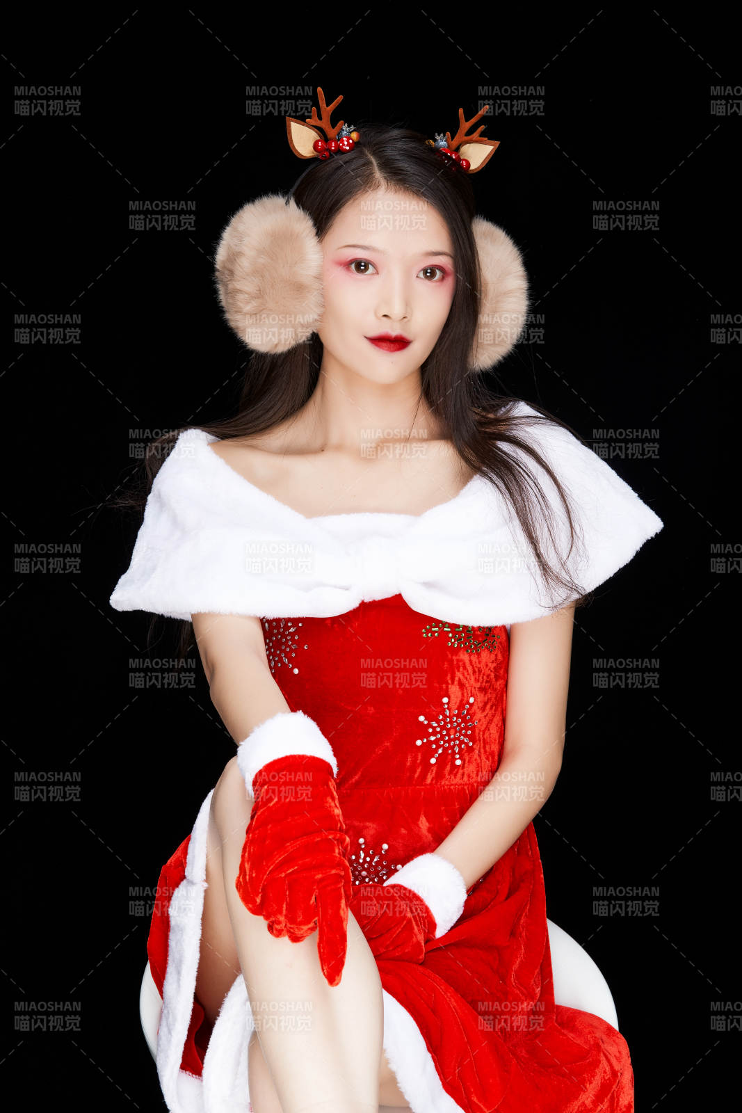 身穿圣诞服饰手提购物袋性感可爱的圣诞女郎图片