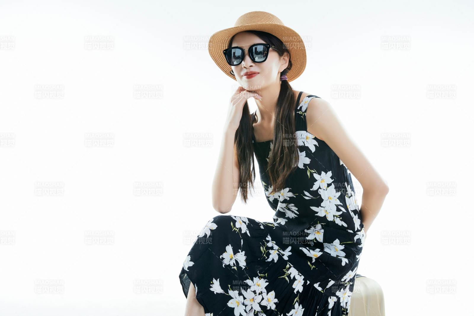 白色背景下准备出发旅行的美丽东方女大学生图片