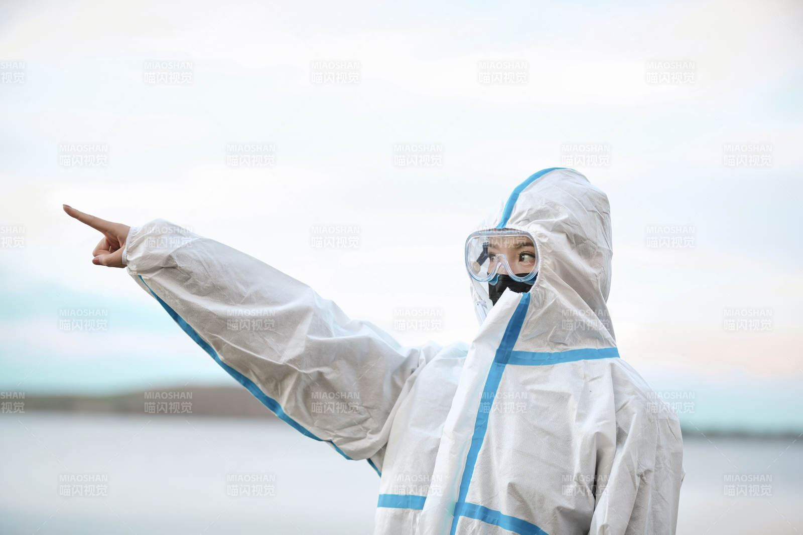 穿白色防护服佩戴护目镜口罩的女性防护人员图片