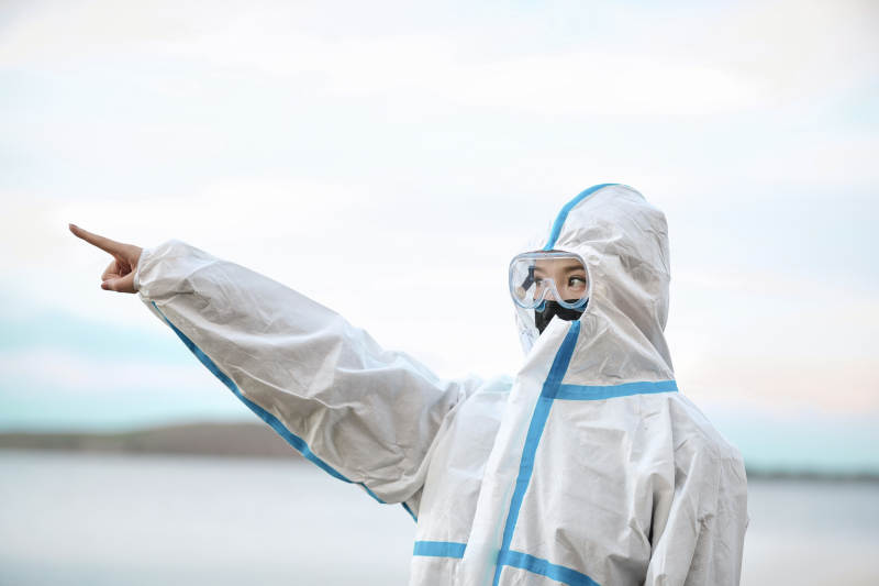 穿白色防护服佩戴护目镜口罩的女性防护人员图片