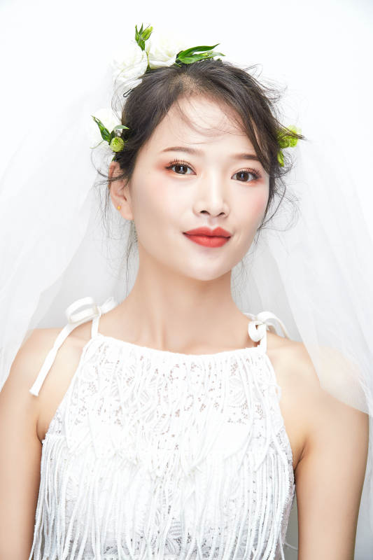 棚拍白色背景下的新娘美妆图片
