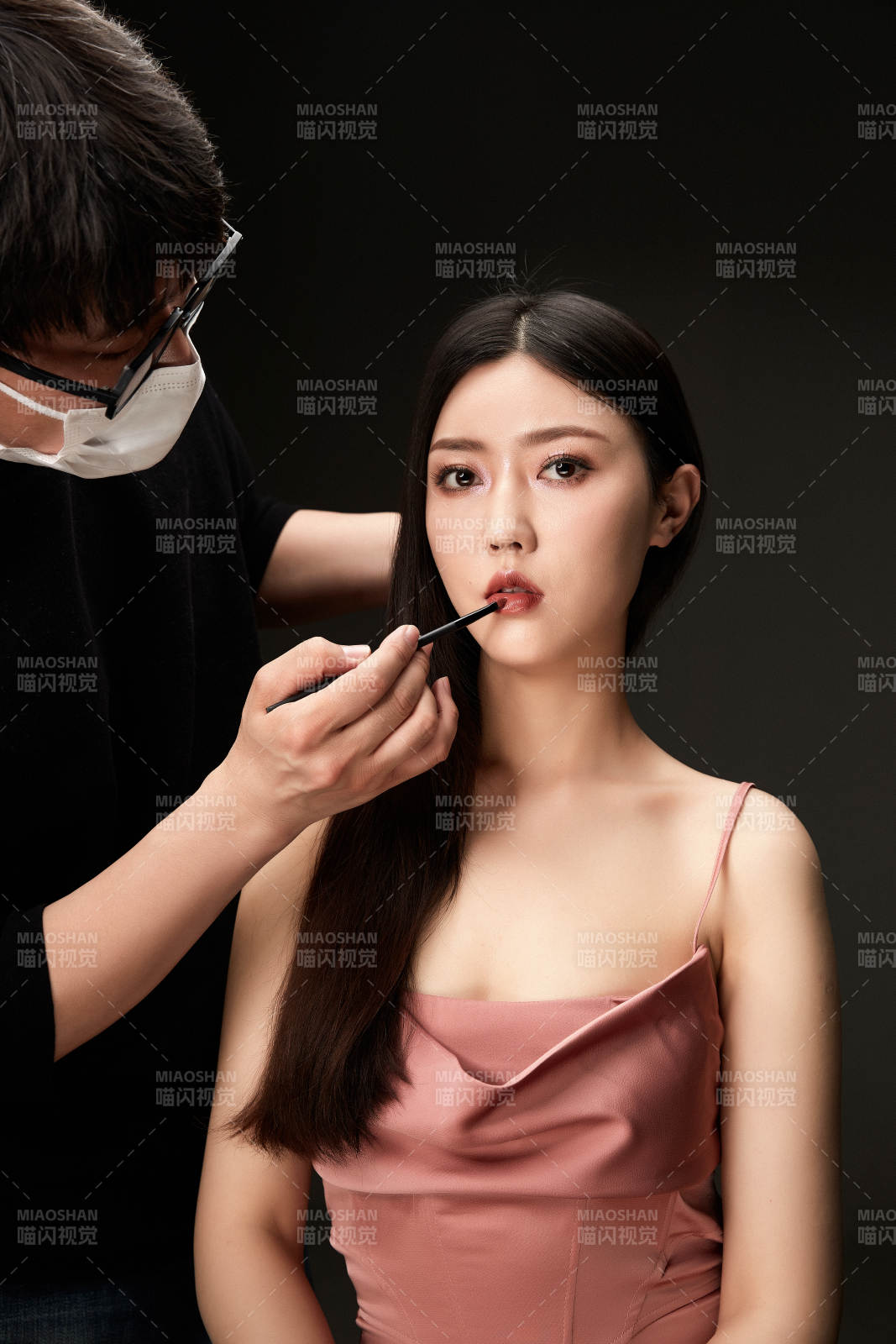 进行美妆化妆的化妆师与模特图片