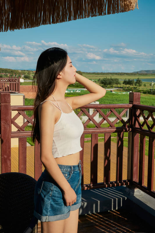 度假区酒店别墅天台上的美女图片