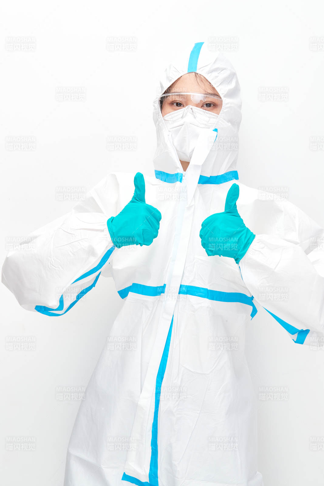 穿白色防护服佩戴护目镜口罩的女性医疗人员图片