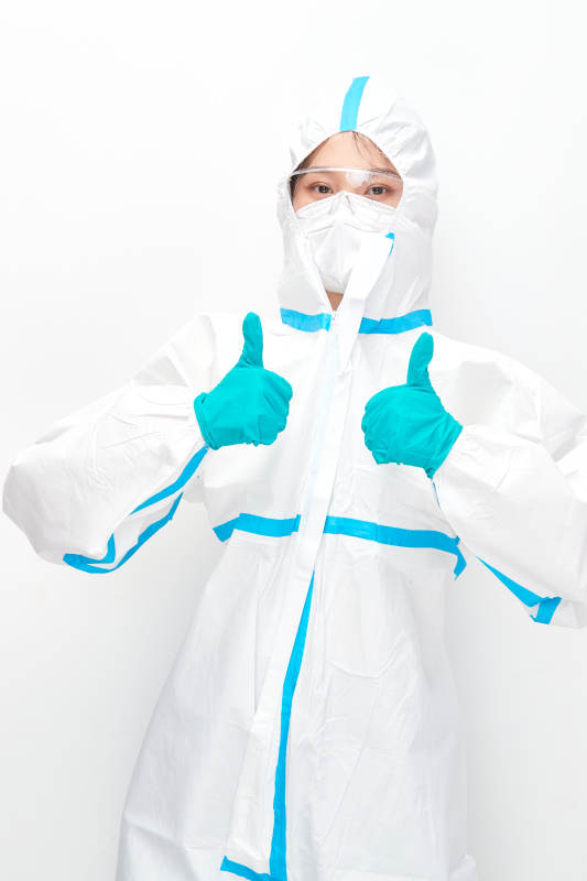 穿白色防护服佩戴护目镜口罩的女性医疗人员图片