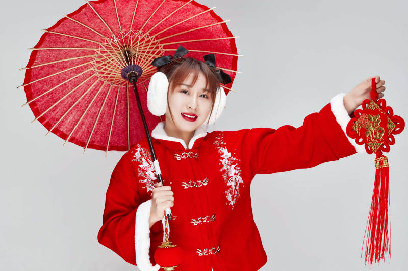 手打油纸伞手提红灯笼身穿喜庆汉服的可爱少女图片