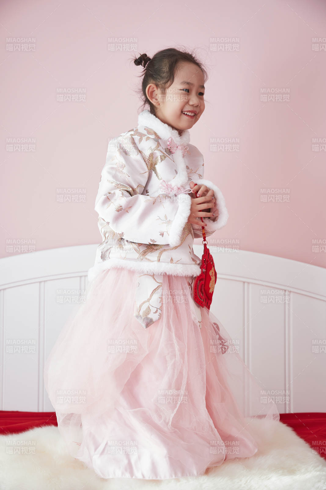 在家玩耍的亚洲小女孩图片