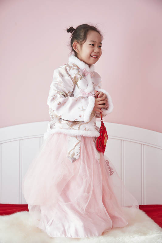 在家玩耍的亚洲小女孩图片