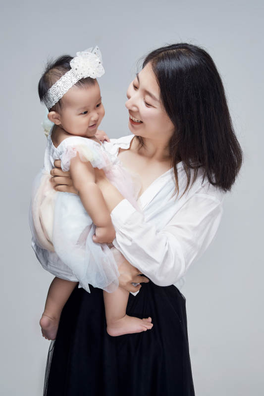 妈妈陪伴宝宝快乐的玩耍图片