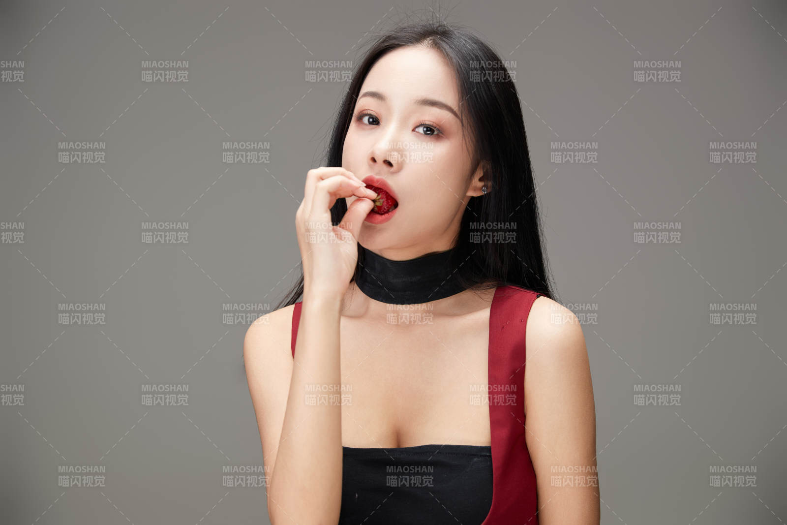 吃水果的亚洲东方长发少女图片