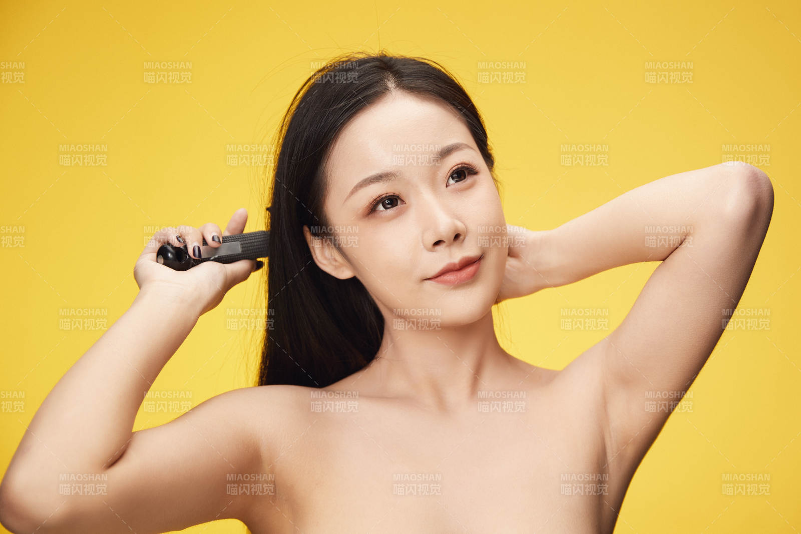 亚洲美女面部特写化妆护肤图片