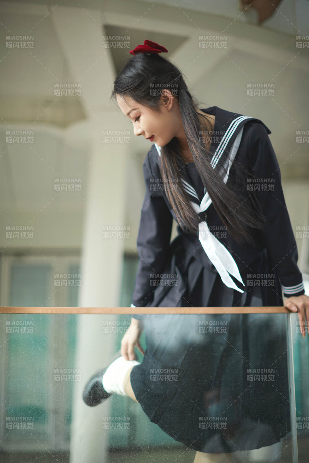 日系户外公园穿jk校服的少女图片