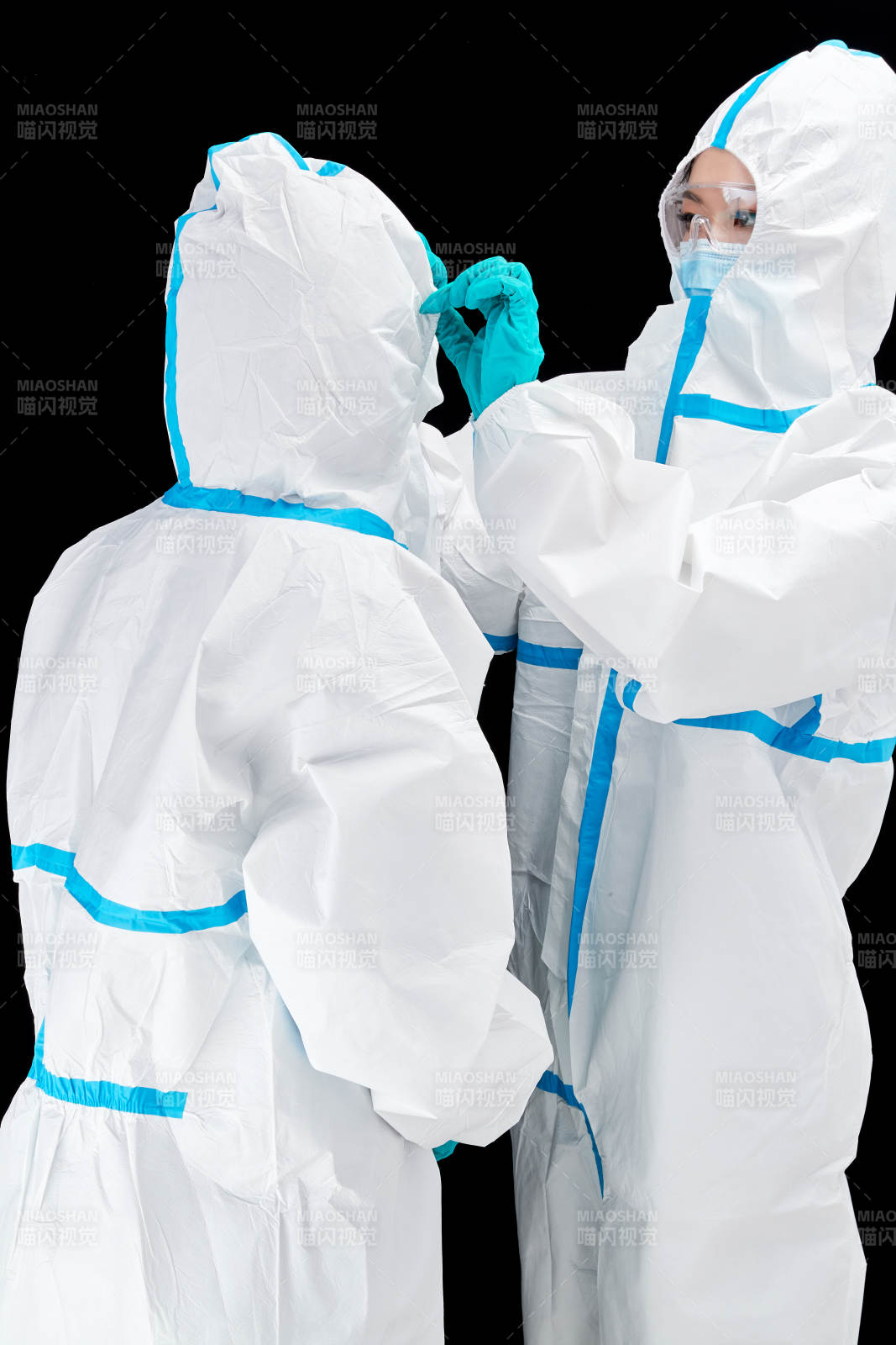 穿白色防护服佩戴护目镜口罩的防疫人员图片