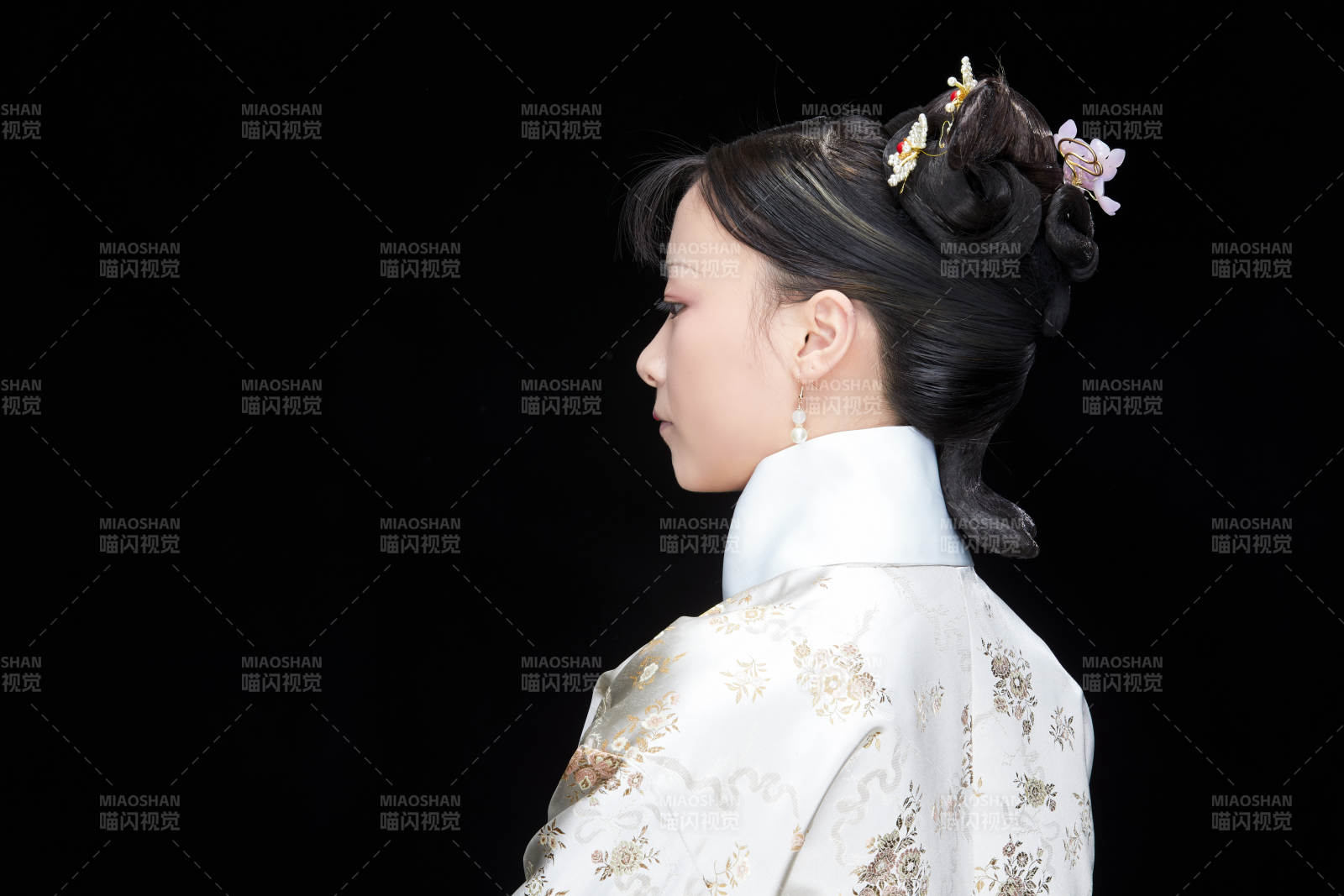 黑色背景下的清代女性古装造型清朝古装图片