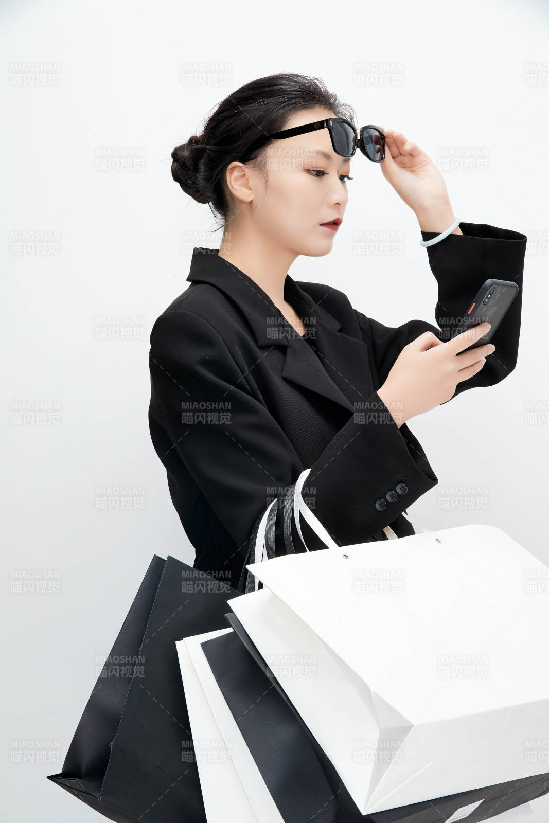 白色背景下手提购物袋时尚美丽的亚洲少女图片