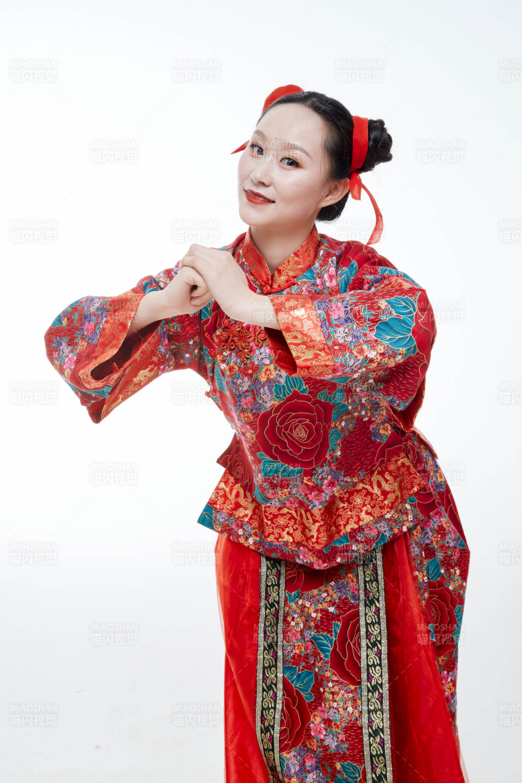 身穿中国传统服饰的青年女性图片