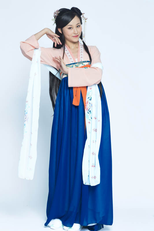 身穿古装的汉服女性人像汉服影棚拍摄图片