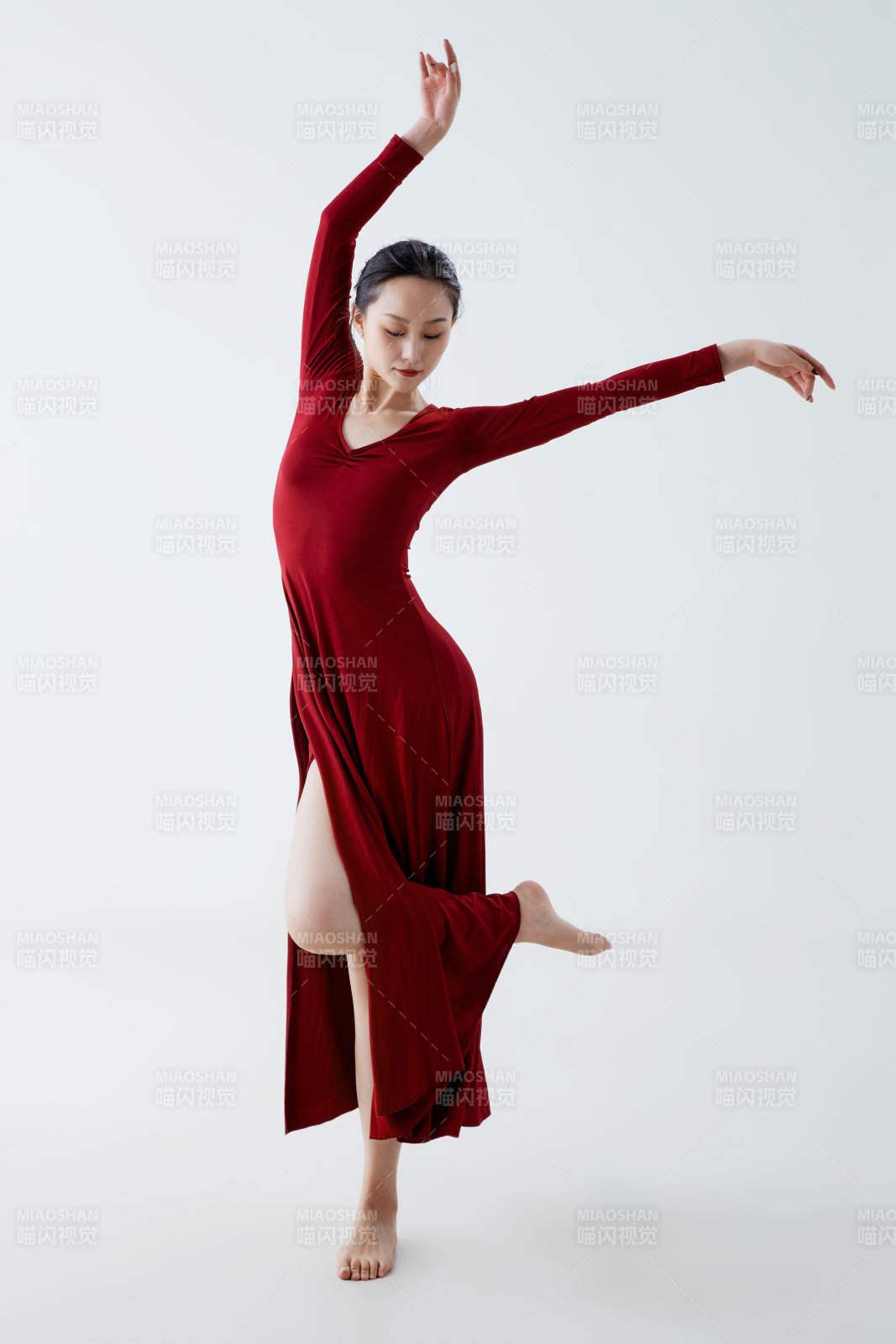 穿着红色长裙翩翩起舞的少女图片