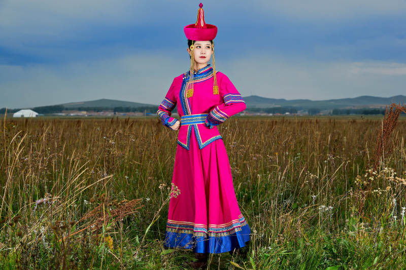 草原上身穿豪华蒙古族服饰的蒙族少女图片