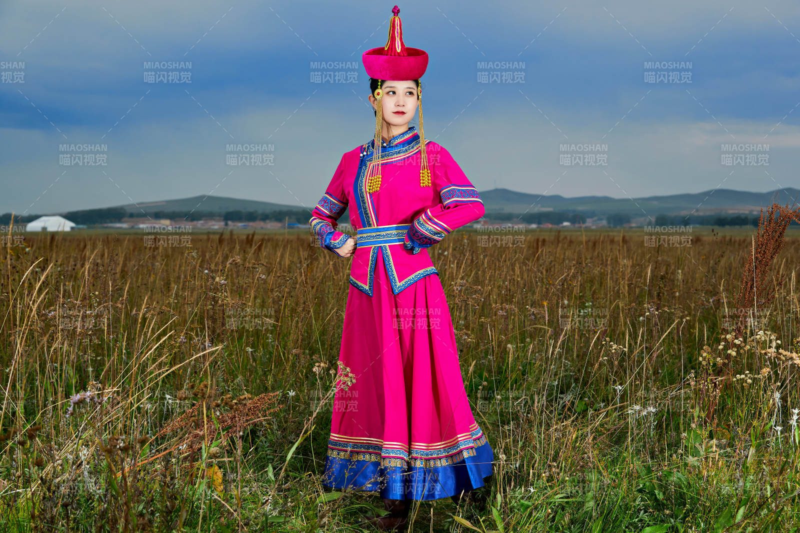 草原上身穿豪华蒙古族服饰的蒙族少女图片