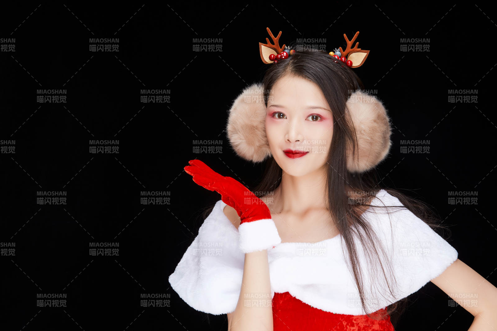 身穿圣诞服饰手提购物袋性感可爱的圣诞女郎图片