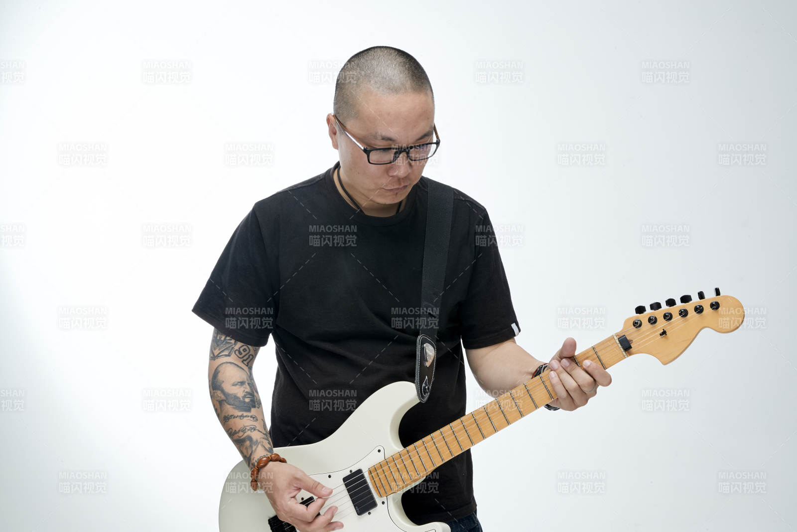 手持电吉他展示演奏的亚洲男性摇滚乐手人像图片