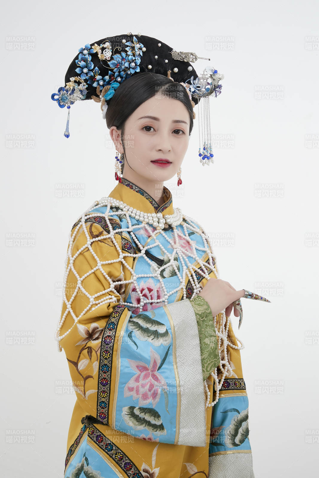 白色背景下的清代女性古装造型清朝古装图片