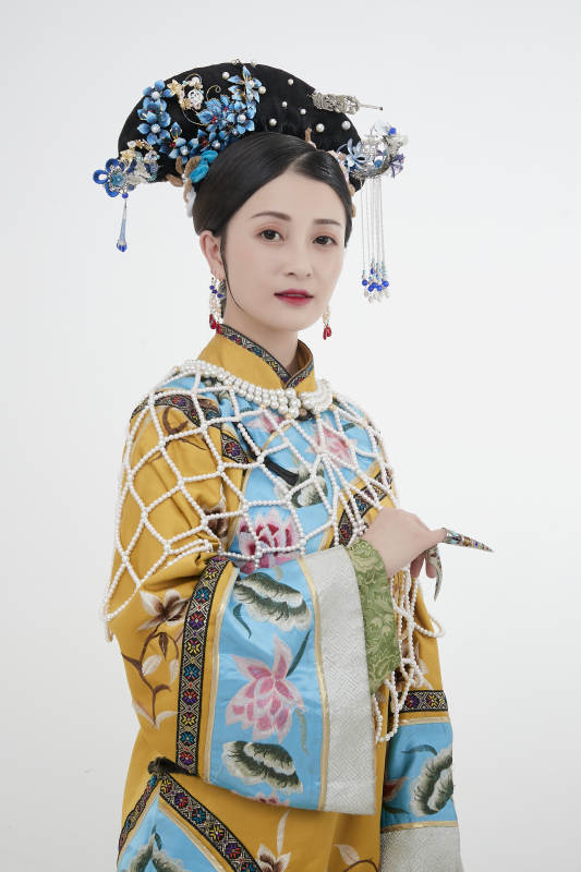 白色背景下的清代女性古装造型清朝古装图片