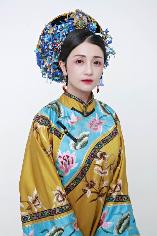 白色背景下的清代女性古装造型清朝古装图片