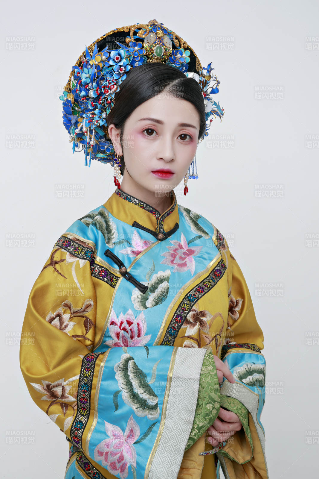 白色背景下的清代女性古装造型清朝古装图片