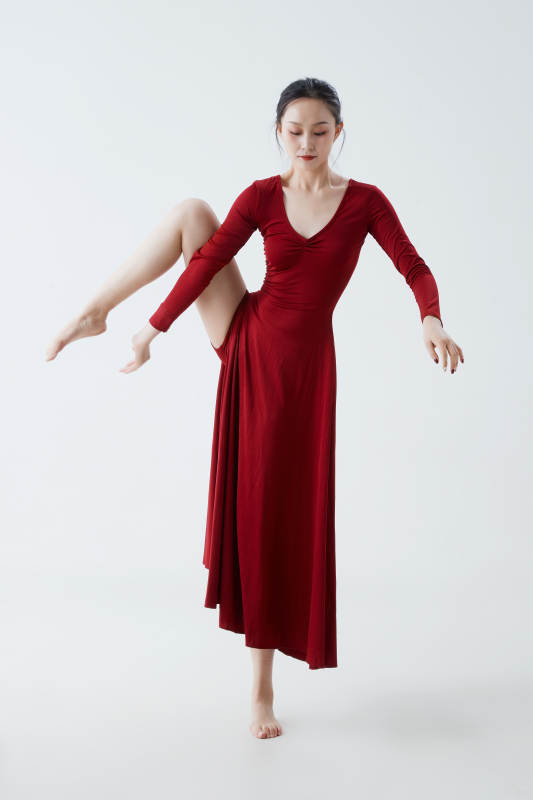 穿着红色长裙翩翩起舞的少女图片