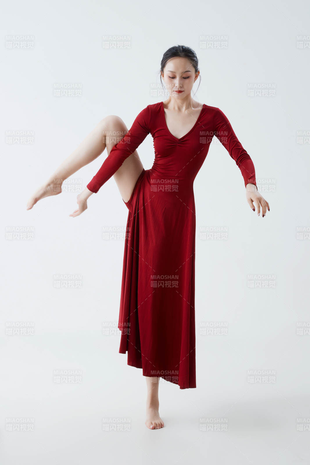 穿着红色长裙翩翩起舞的少女图片