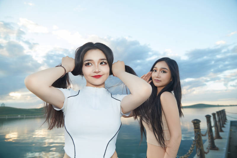 傍晚在湖边欣赏风景拍照的亚洲美女们图片