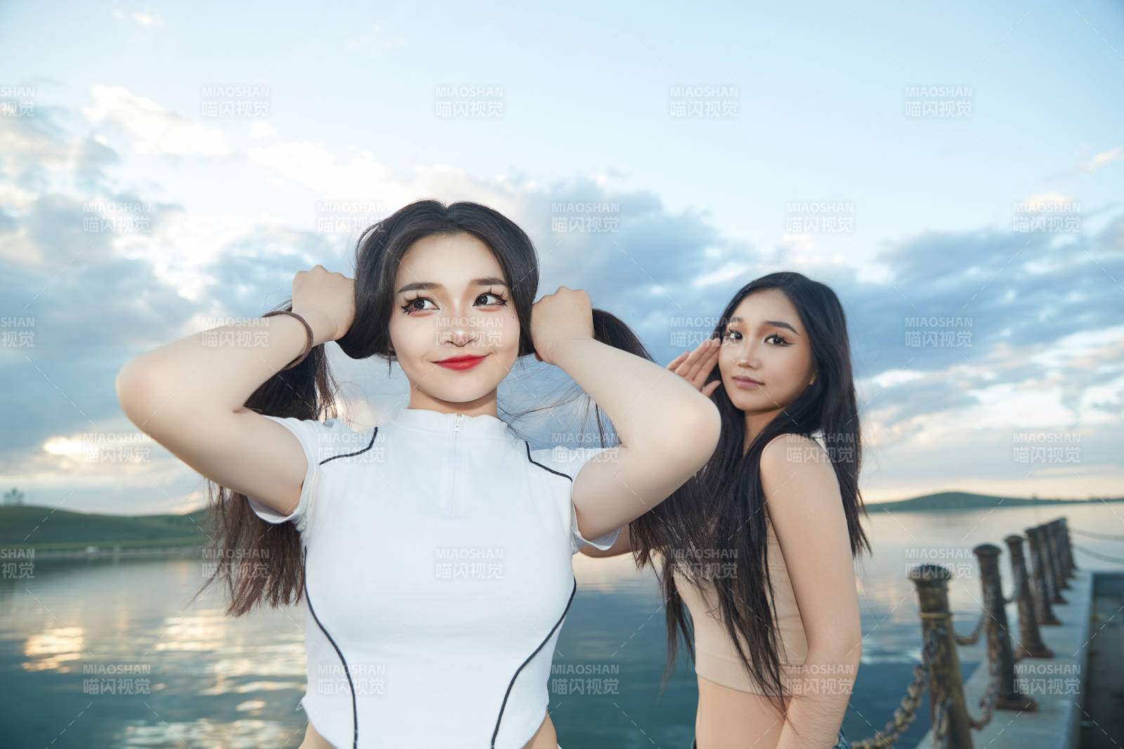 傍晚在湖边欣赏风景拍照的亚洲美女们图片