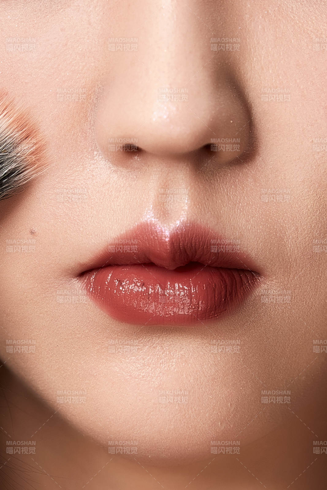 精美妆容的女性嘴部特写图片